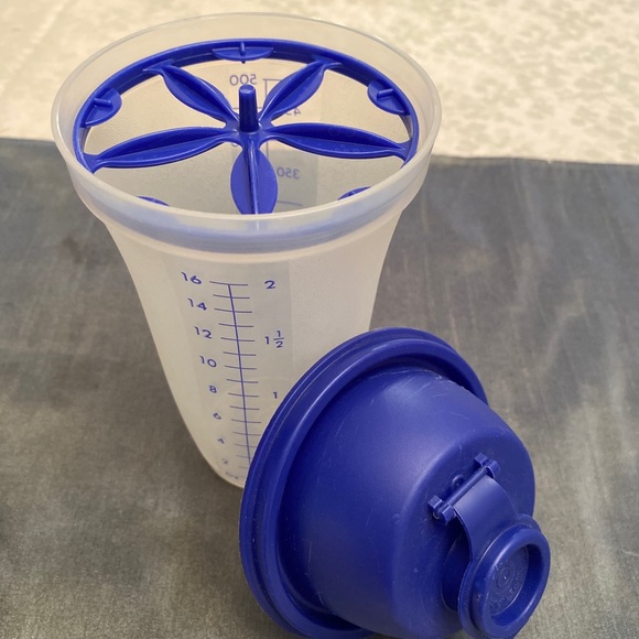 Tupperware Kitchen Tupperware 6oz Quick Shake Gravy Shaker 8441